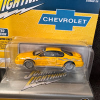 Johnny Lightning 2002 Chevy Monte Carlo Pace Car White Lightning CHASE with Collector Tin