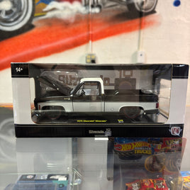 M2 Machines 1975 Chevrolet Silverado Square Body CHASE S40 1:24 Diecast